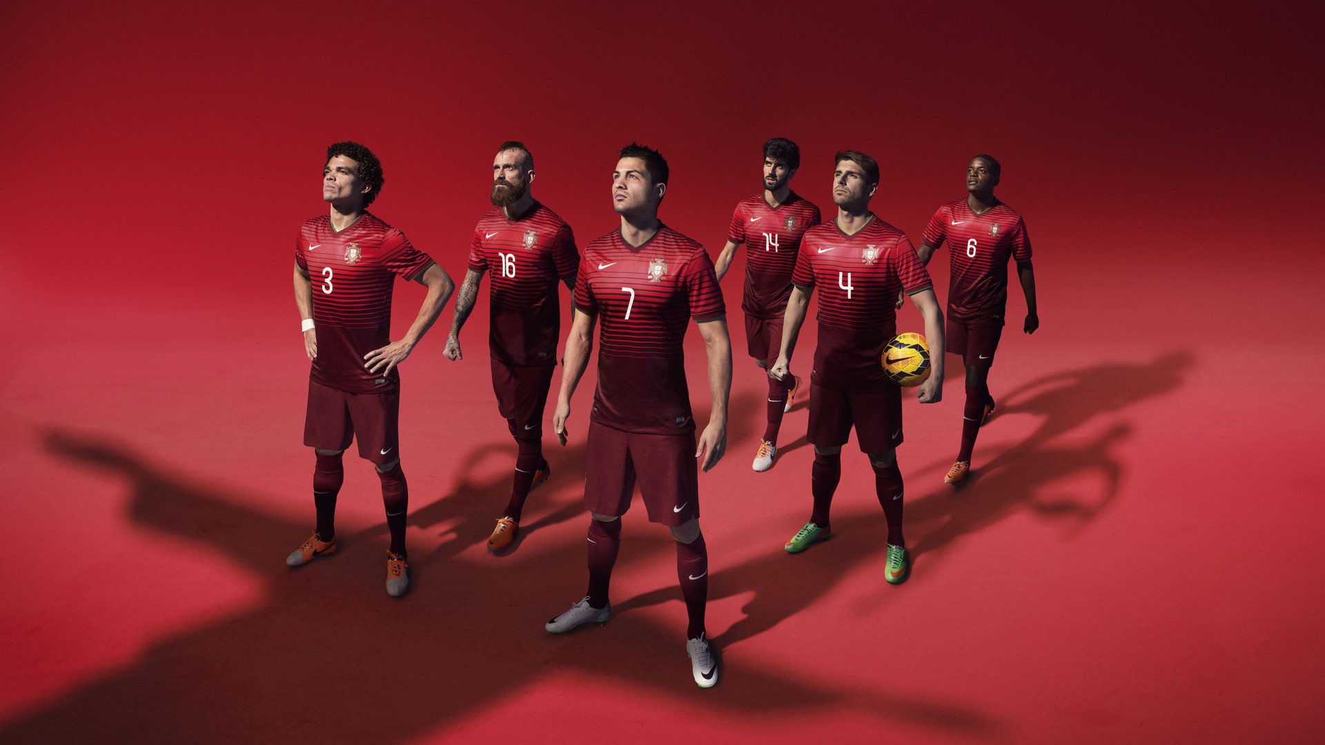 比利时举重选手在比赛中展现出顽强拼搏精神，比利时举重队